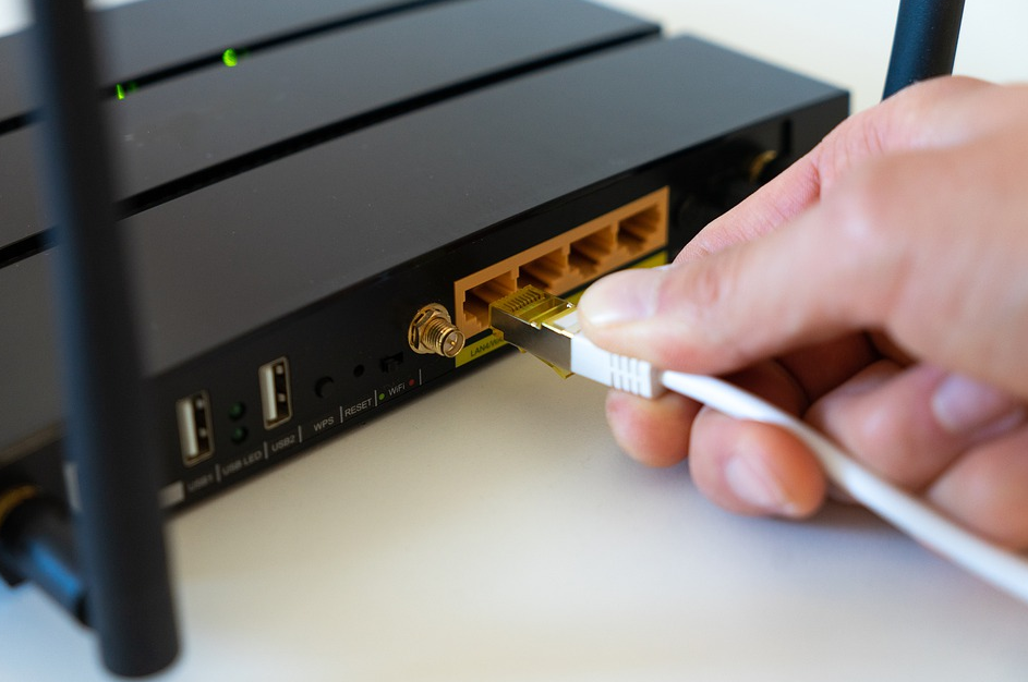 putting cabel in port